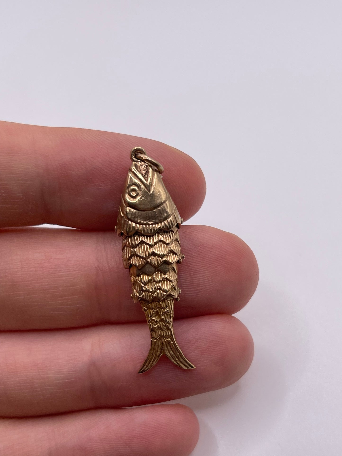 9ct gold articulated fish pendant