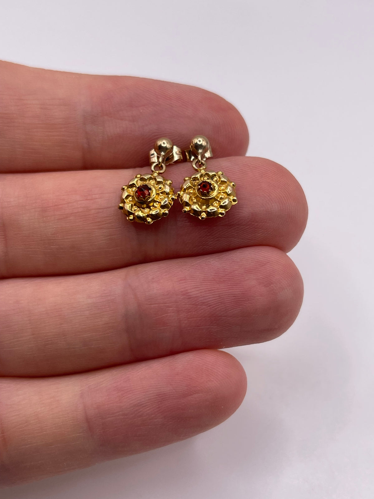 9ct gold garnet earrings