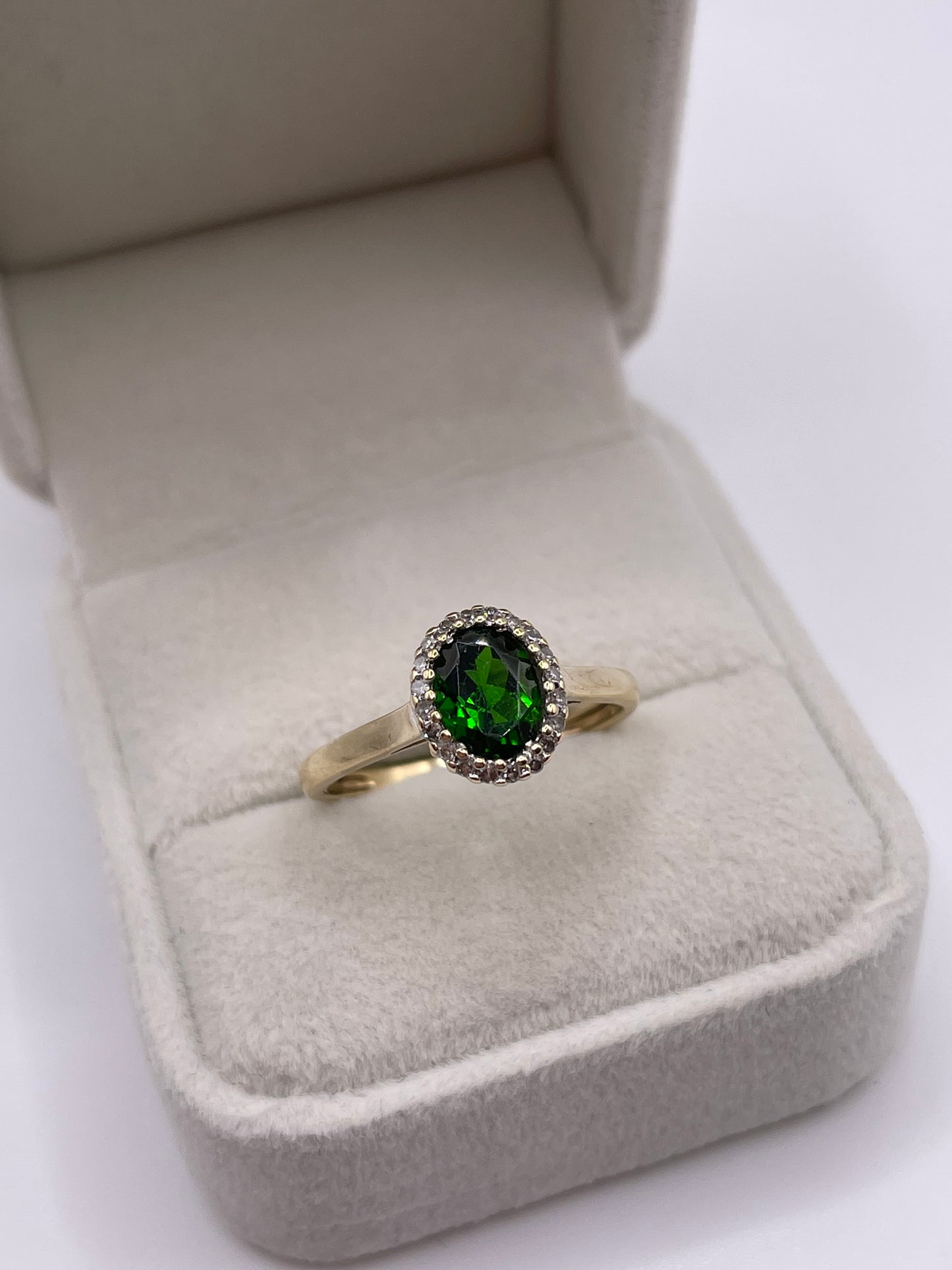 9ct gold diopside and diamond ring