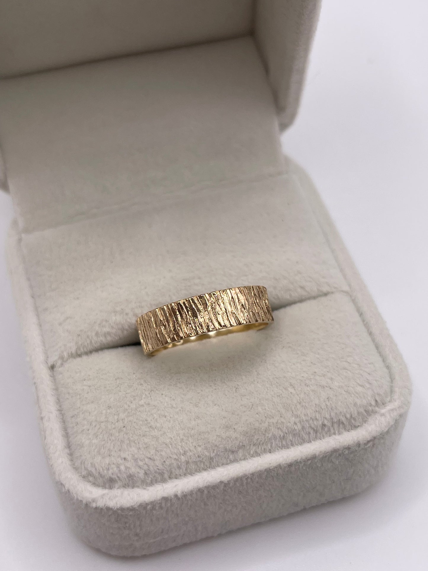 9ct gold patterned band