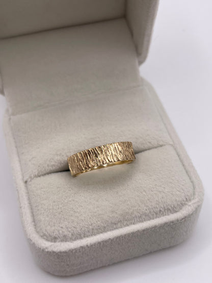 9ct gold patterned band