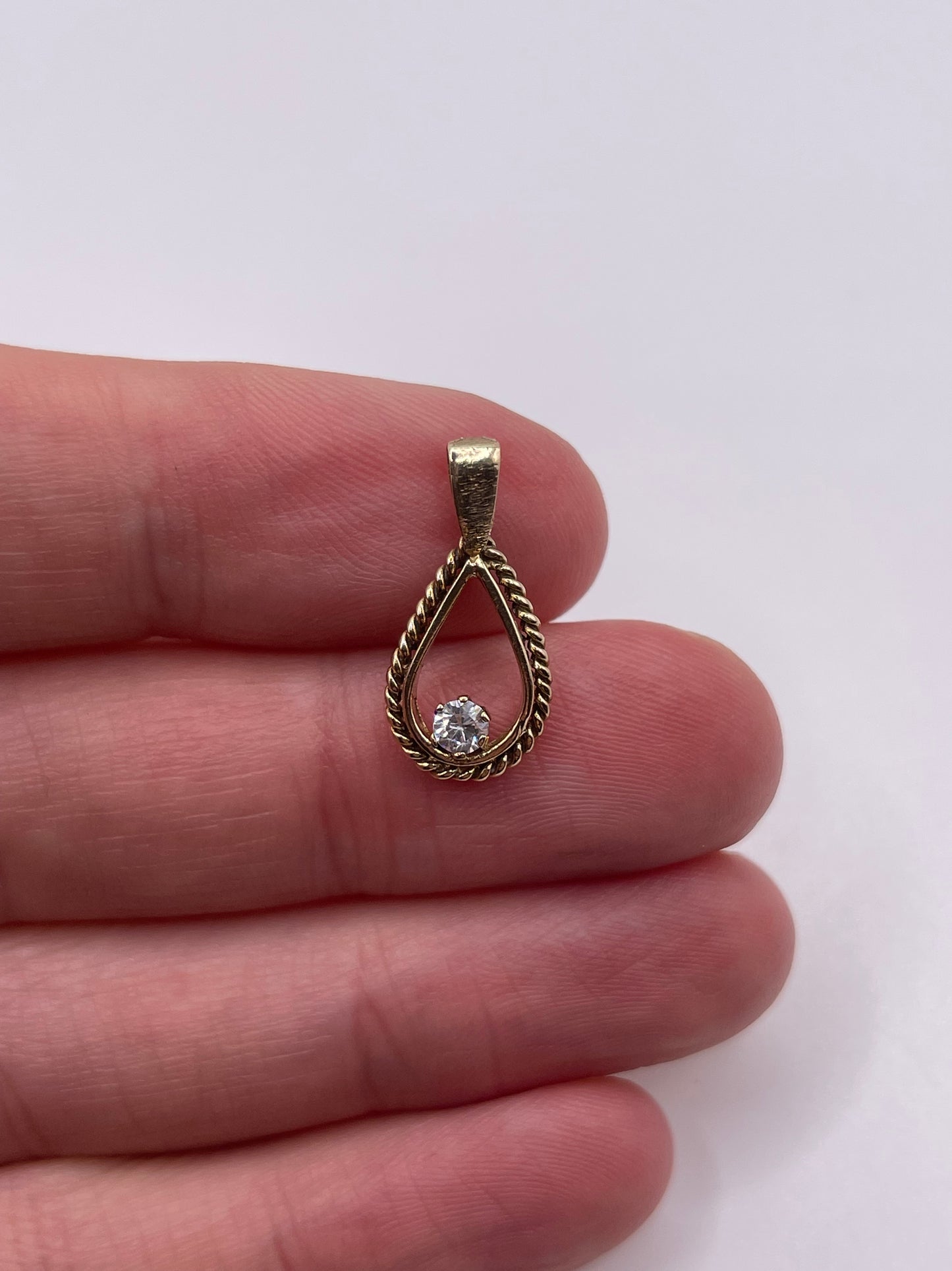 9ct gold cz pendant