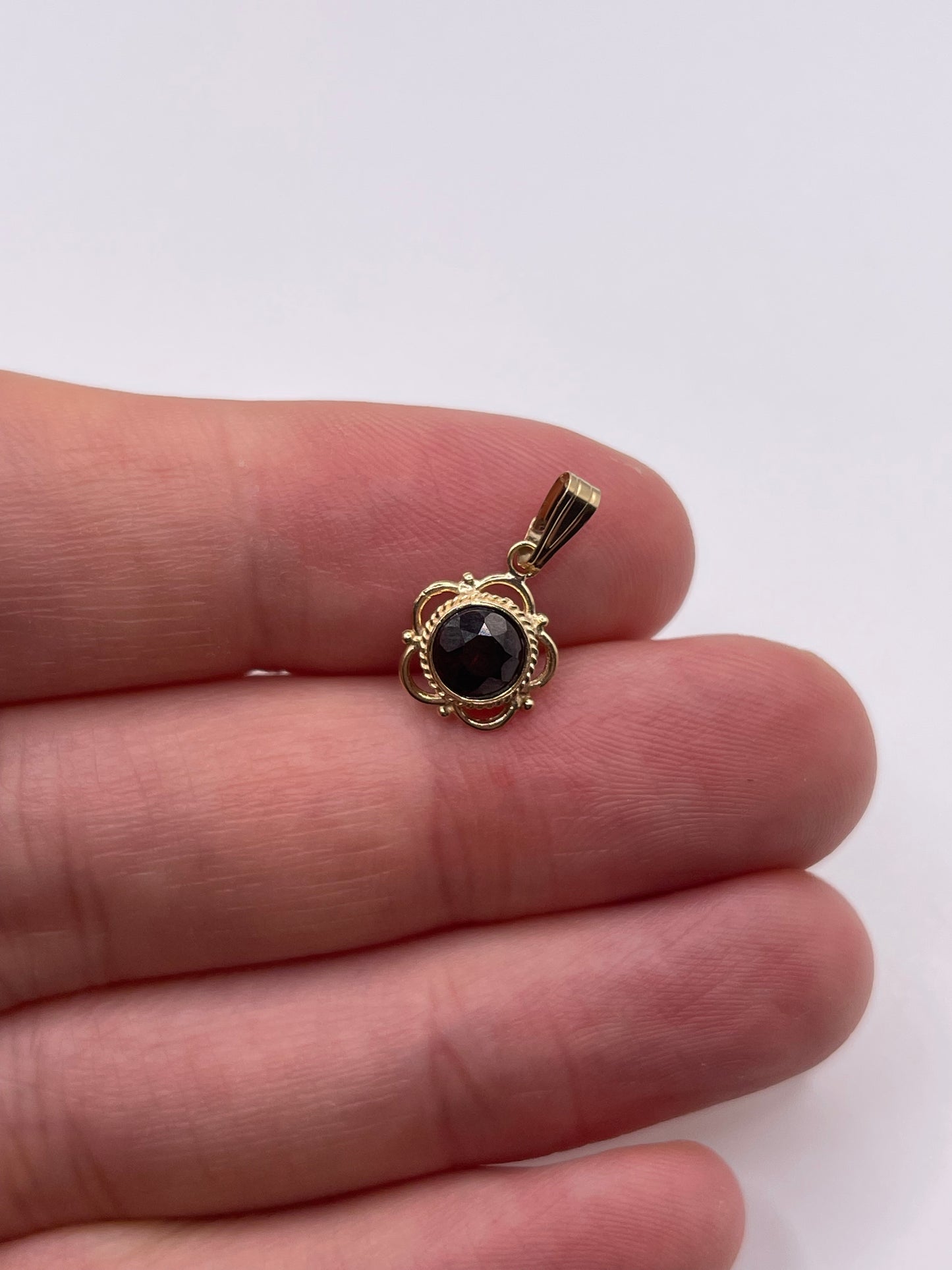 9ct gold garnet pendant