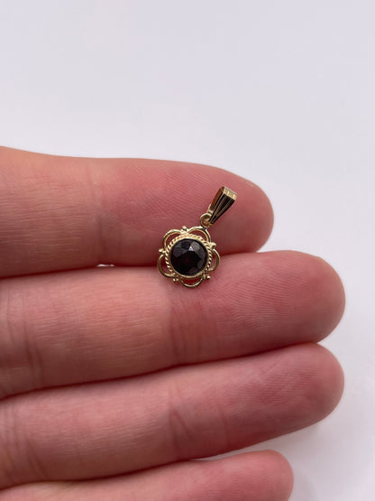 9ct gold garnet pendant