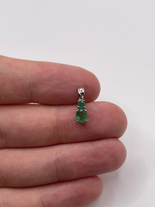 9ct white gold emerald pendant