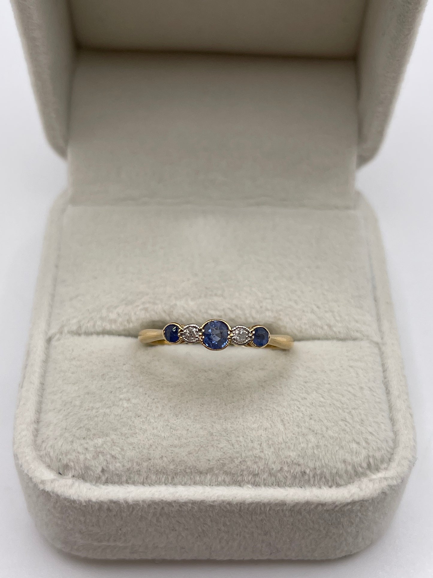 18ct gold sapphire and diamond ring