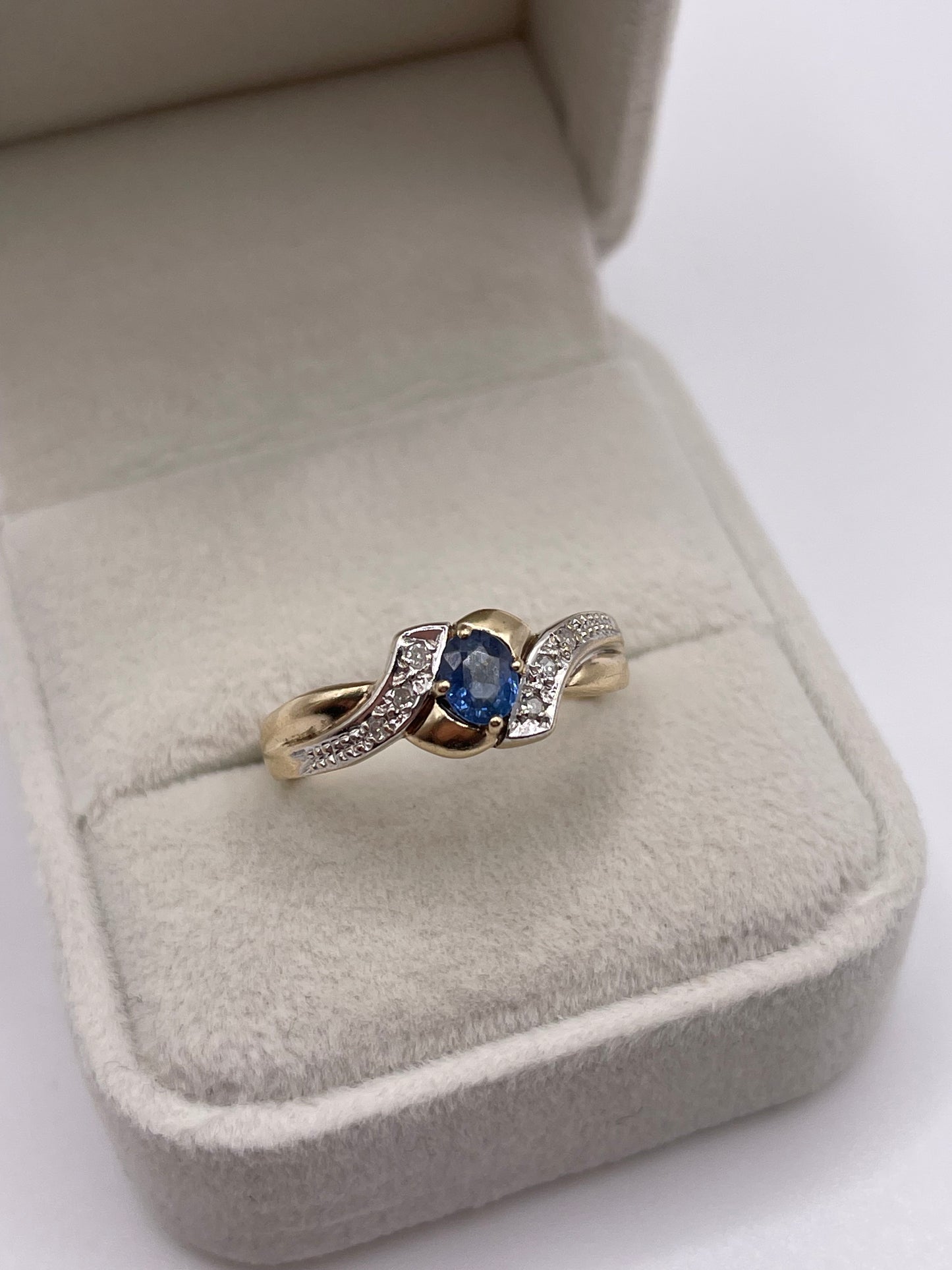 9ct gold sapphire and diamond ring