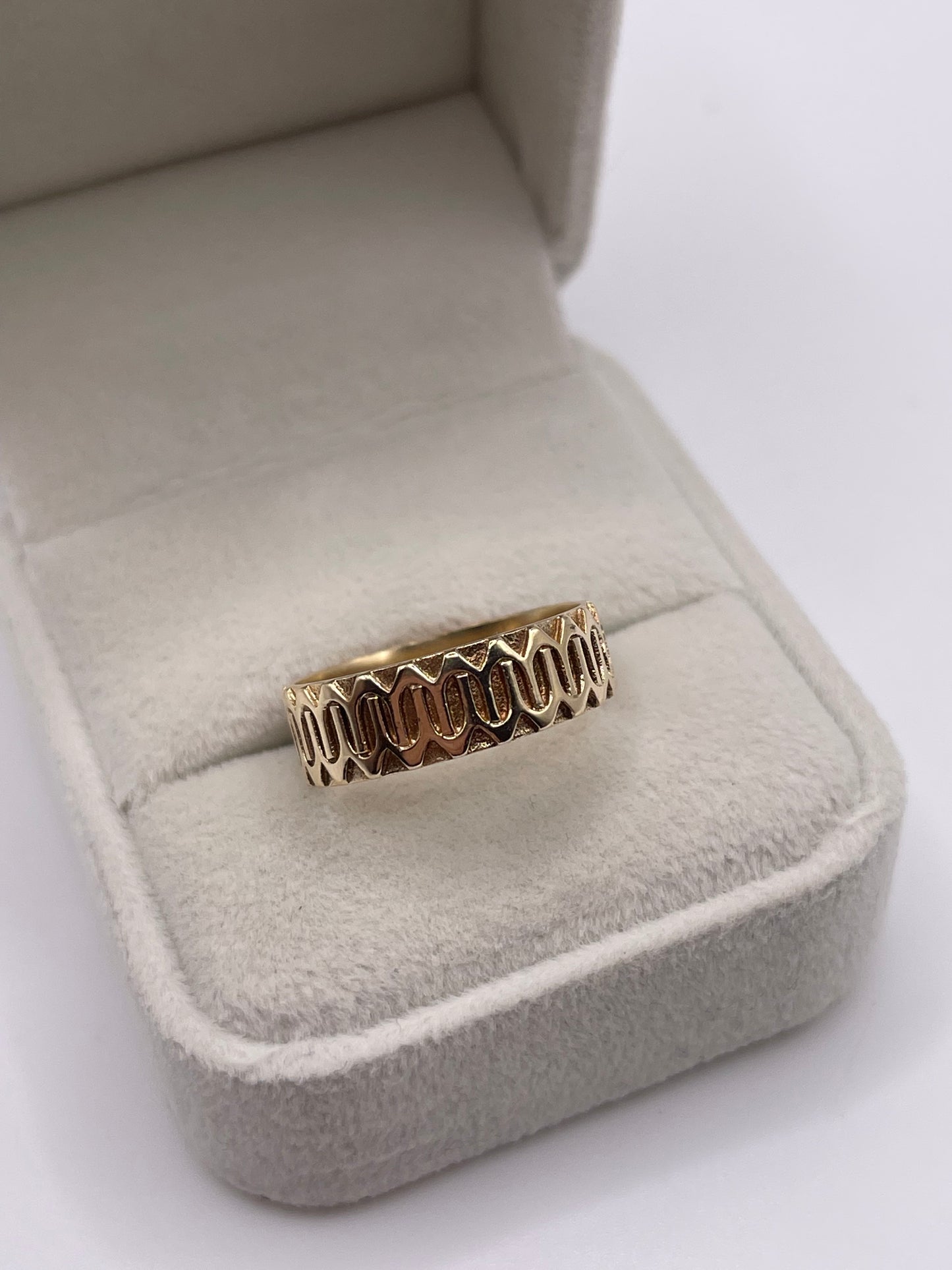 9ct gold patterned band
