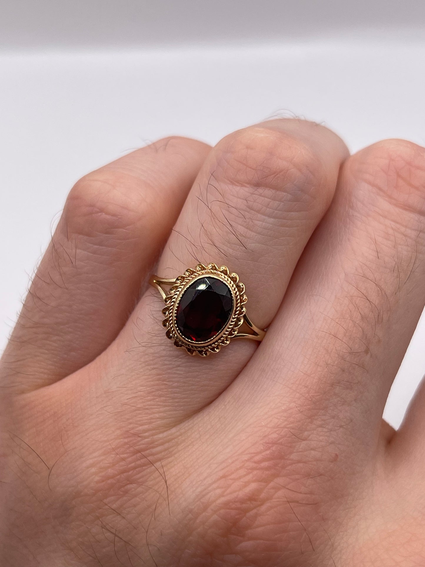 9ct gold garnet ring
