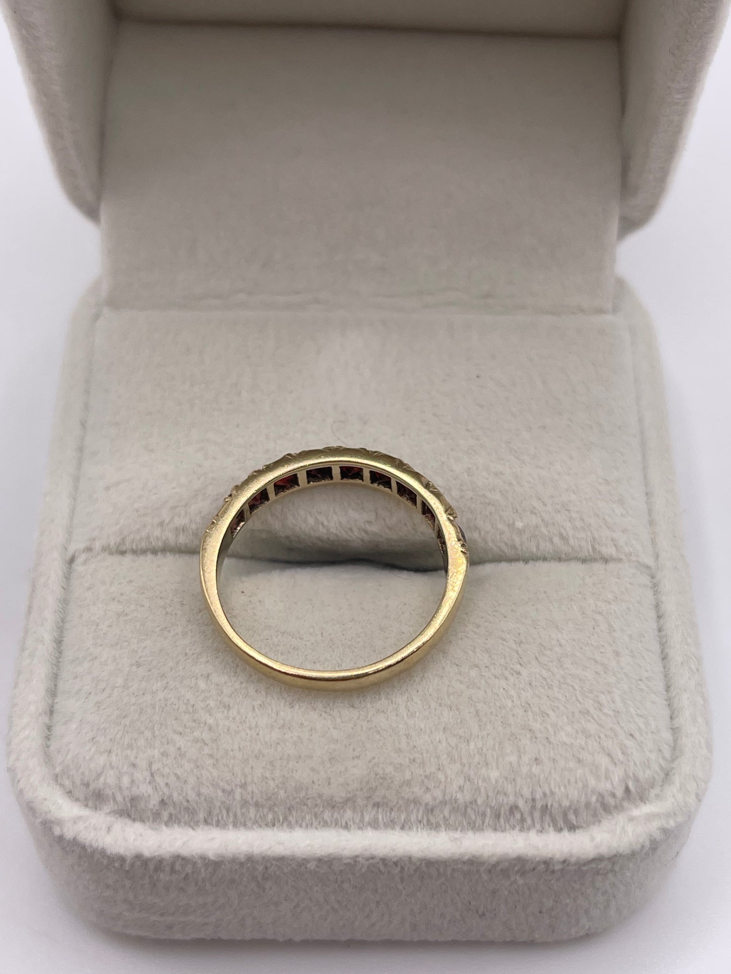 9ct gold garnet ring