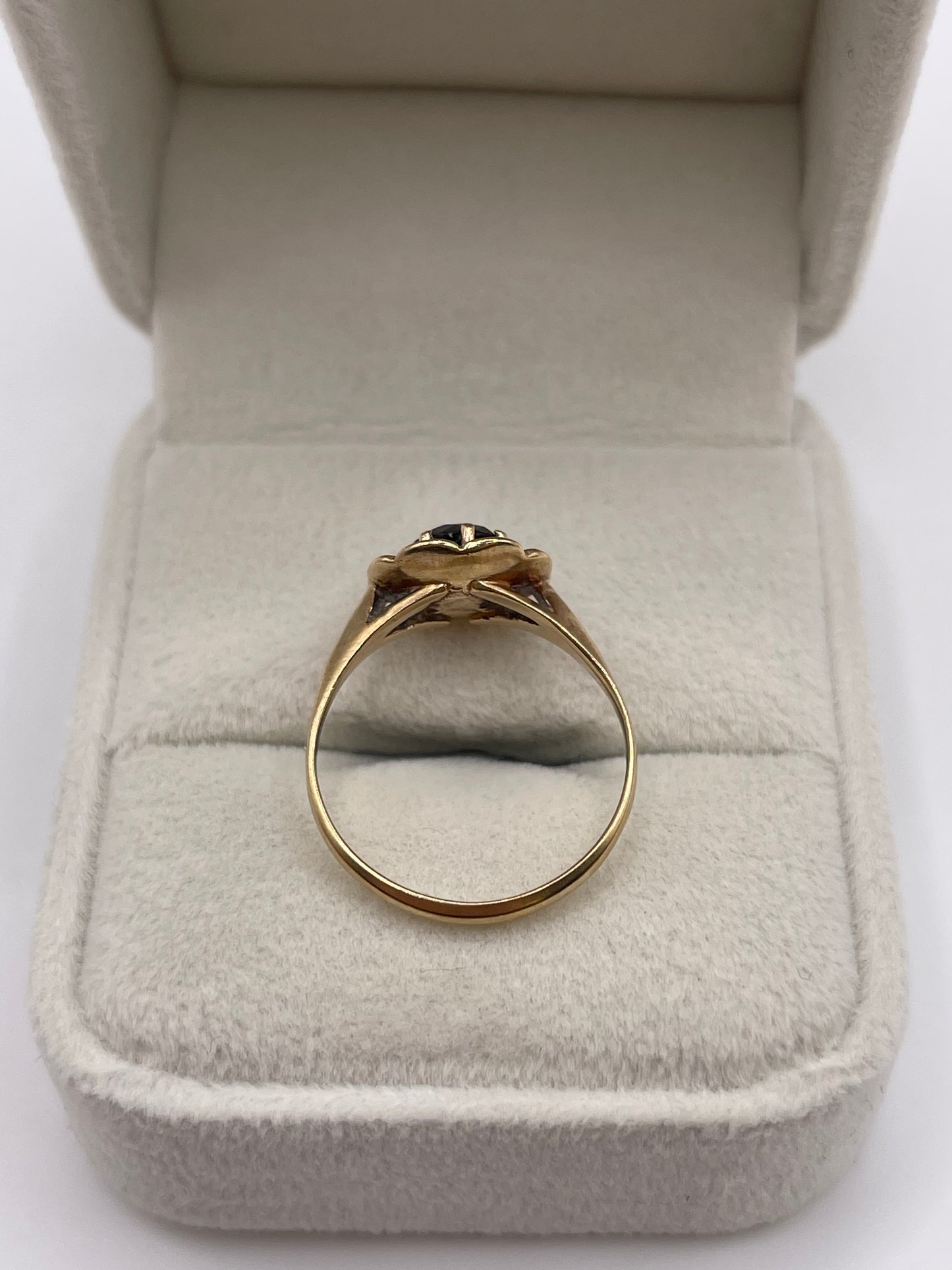 9ct gold garnet ring