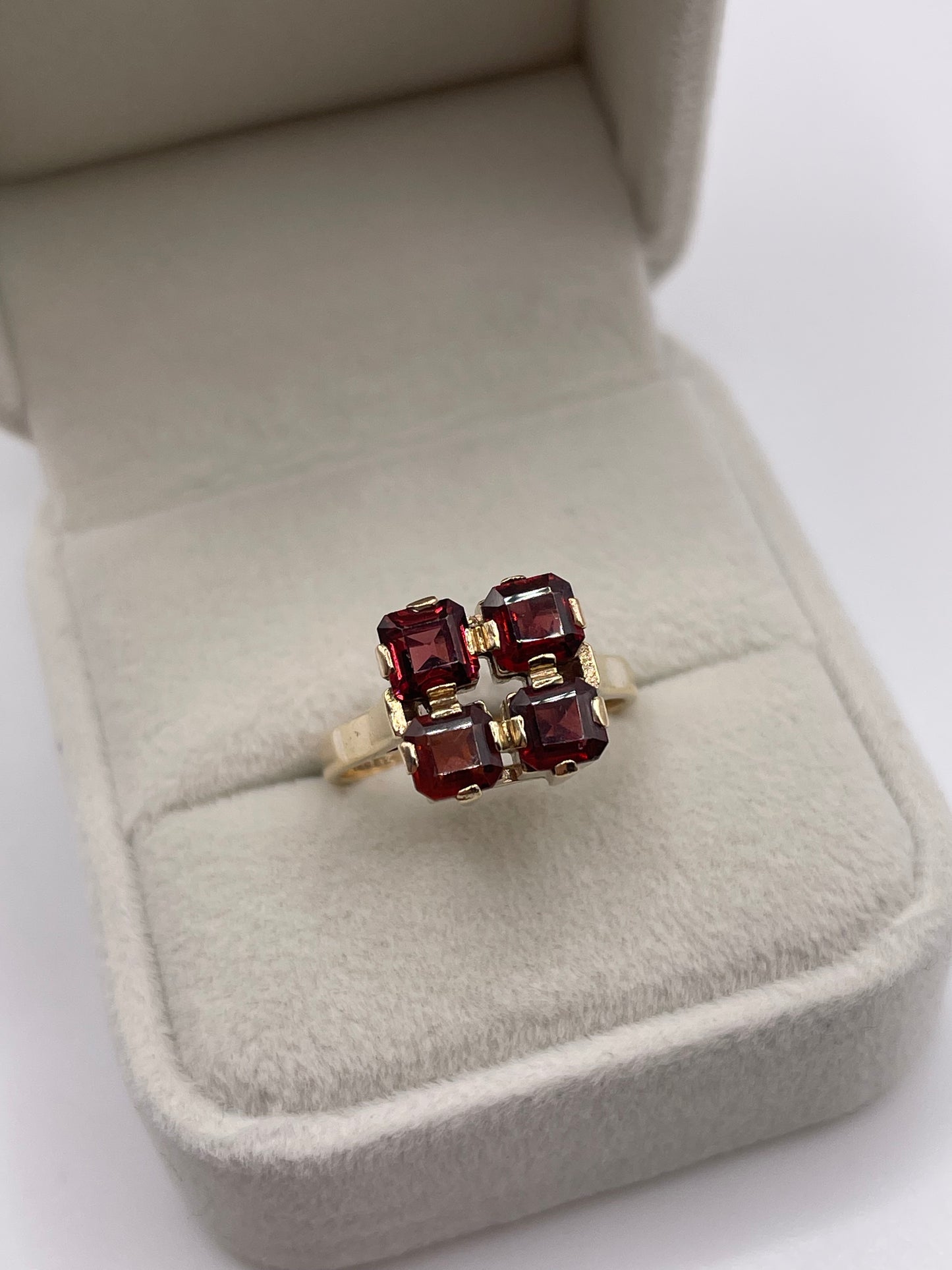 9ct gold garnet ring