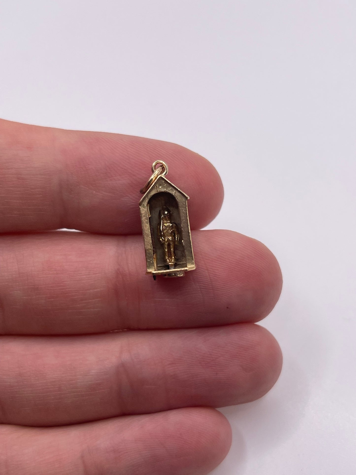 9ct gold kings guard charm