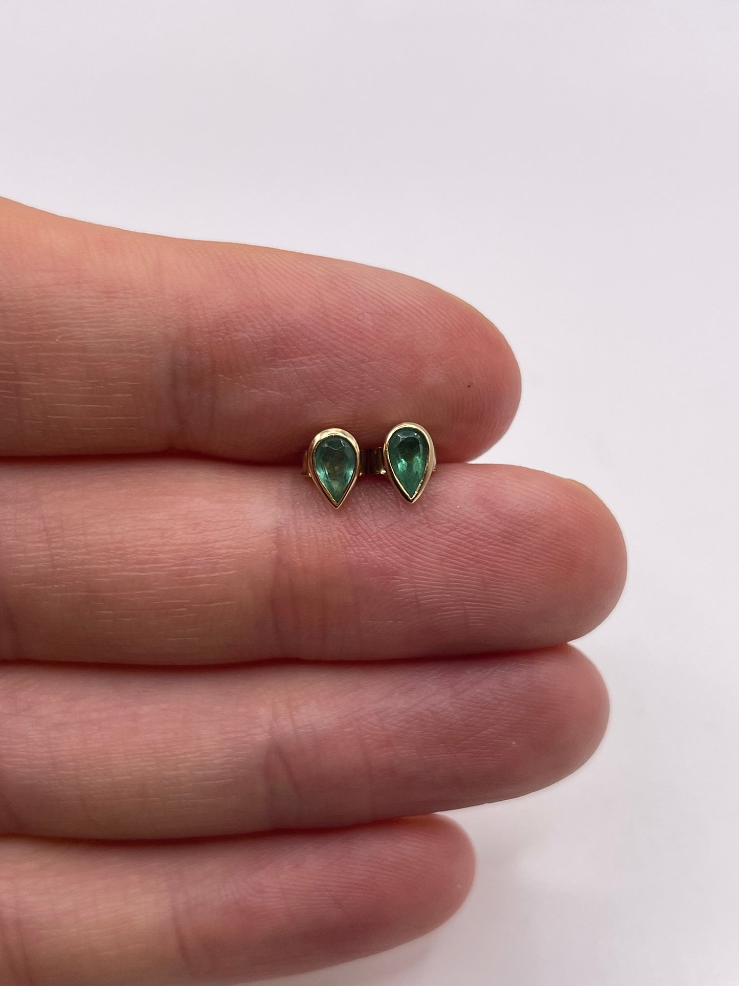 9ct gold emerald earrings