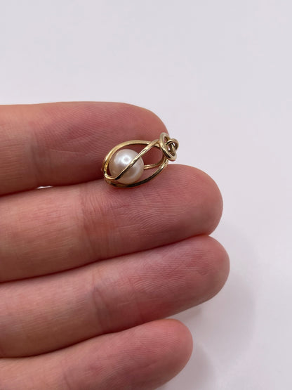 9ct gold pearl pendant