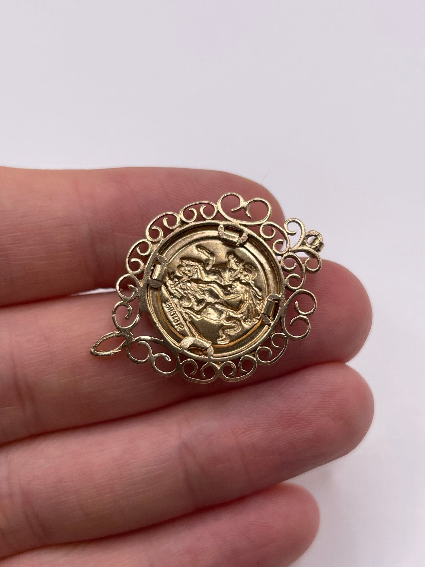 9ct gold st George medallion pendant