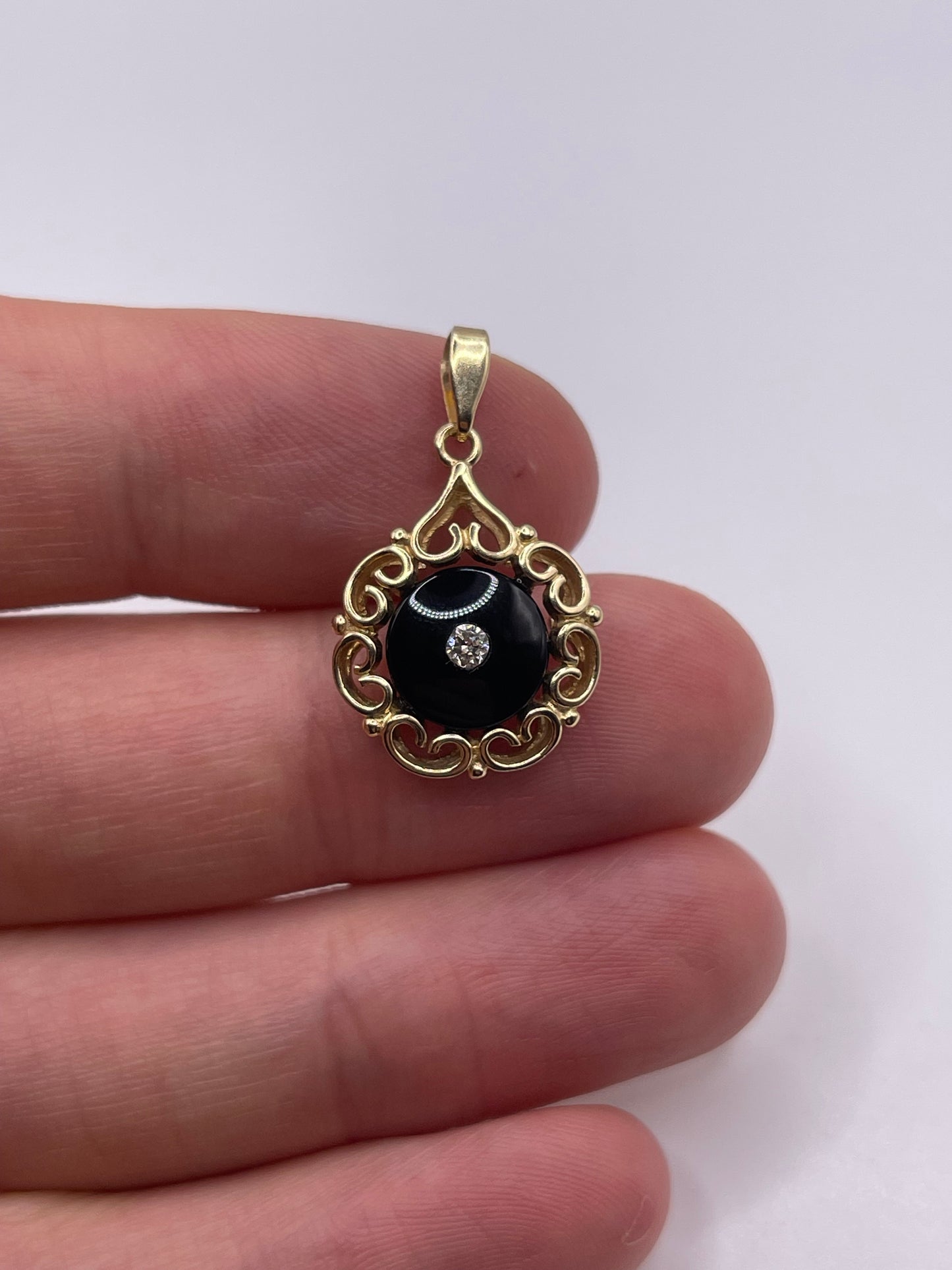 9ct gold onyx and diamond pendant