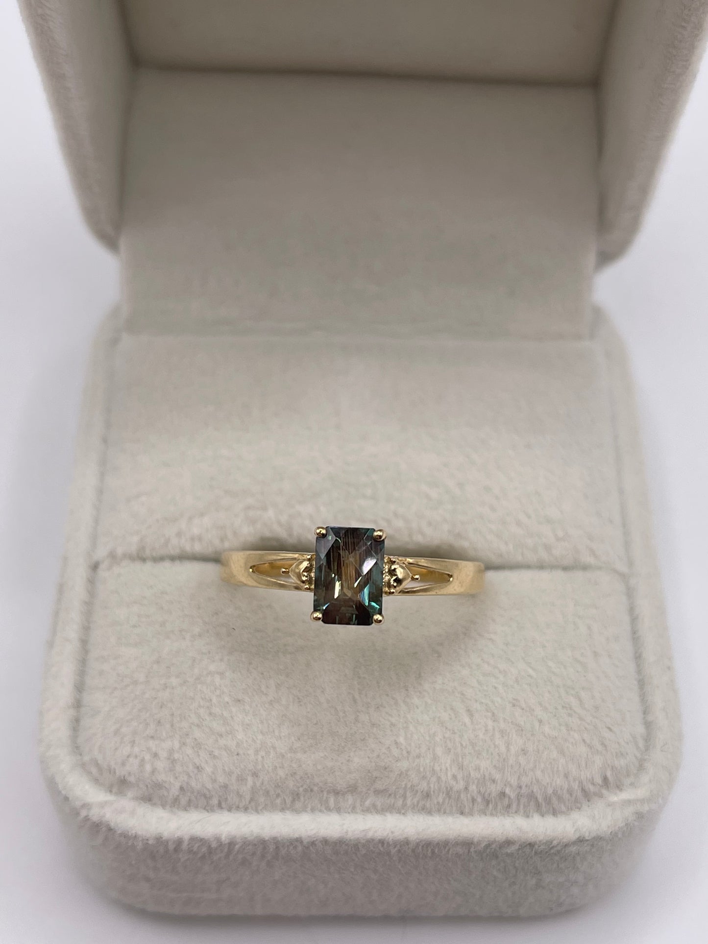 9ct gold quartz ring