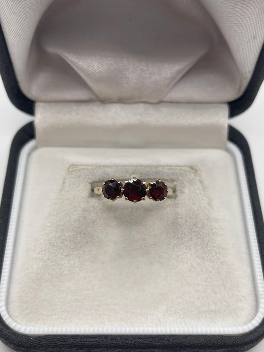 9ct gold garnet ring