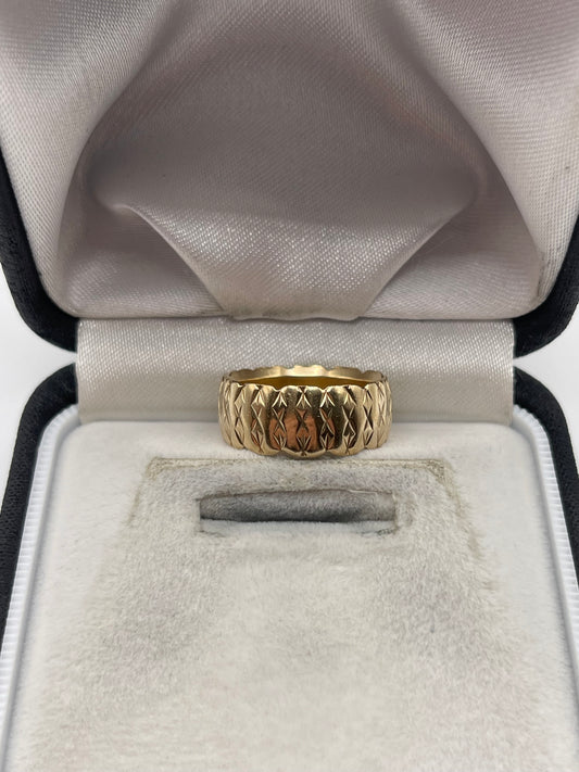 9ct gold engraved band