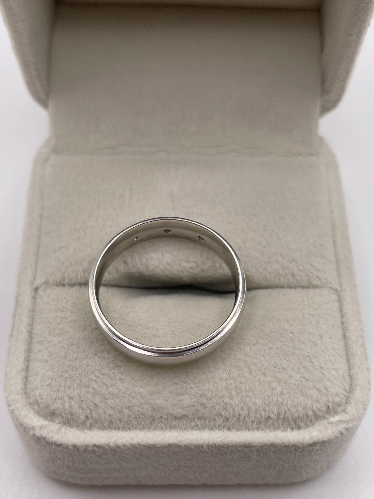 9ct white gold diamond ring
