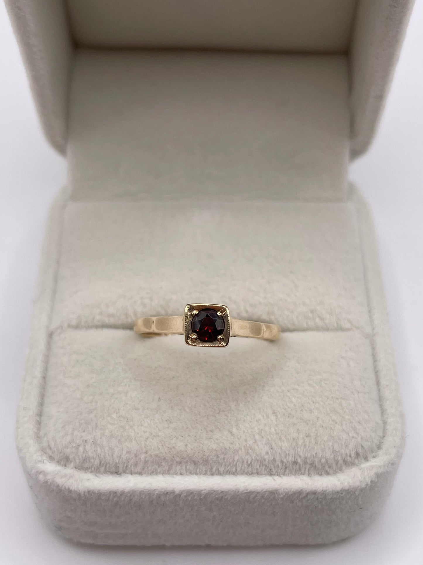 9ct gold garnet ring