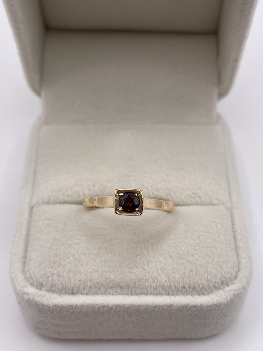 9ct gold garnet ring