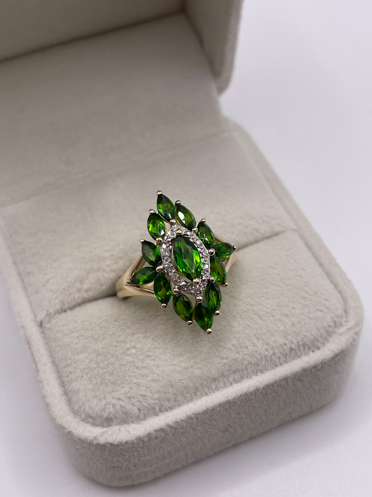 9ct gold diopside and diamond ring