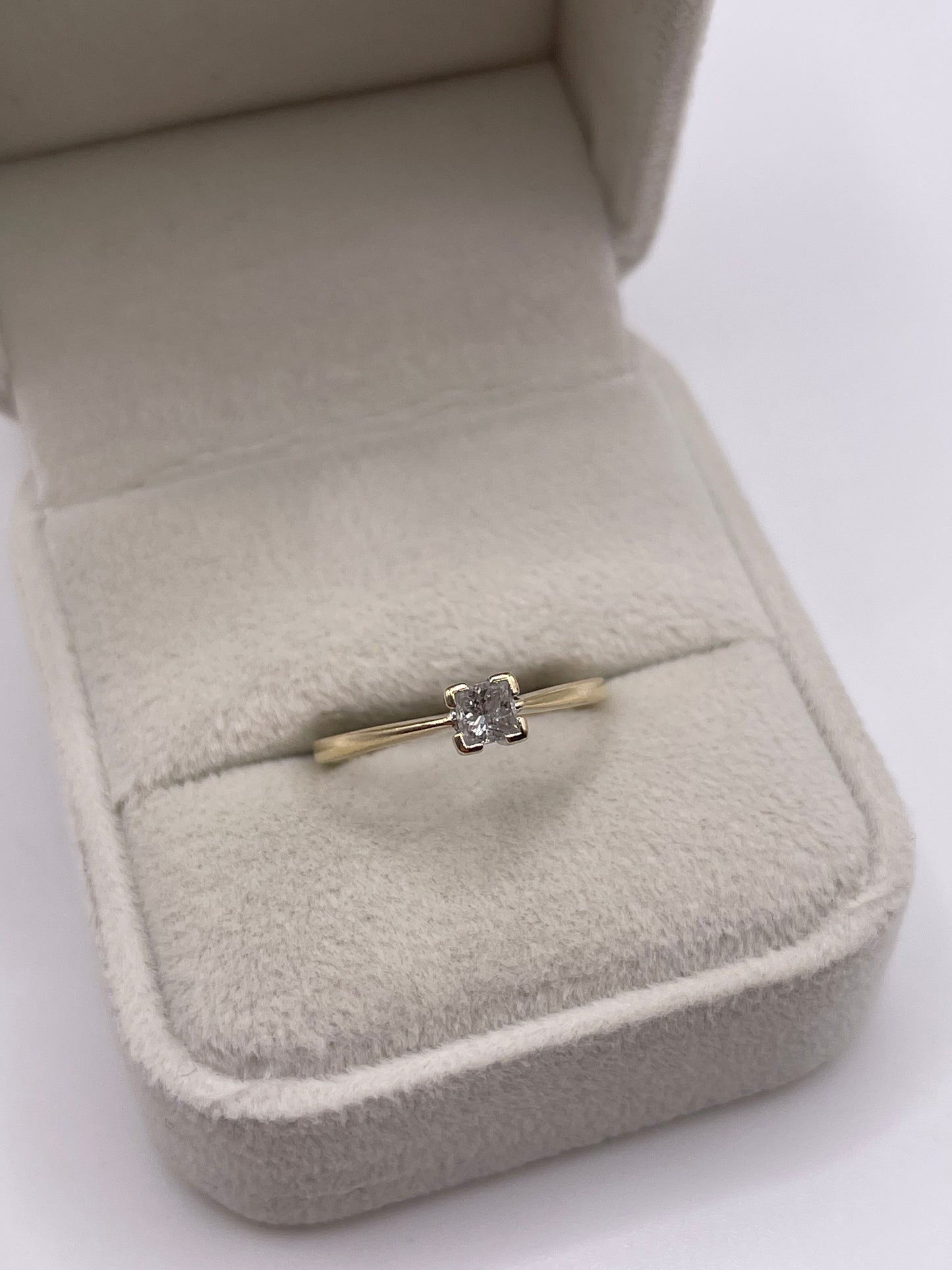 9ct gold diamond ring