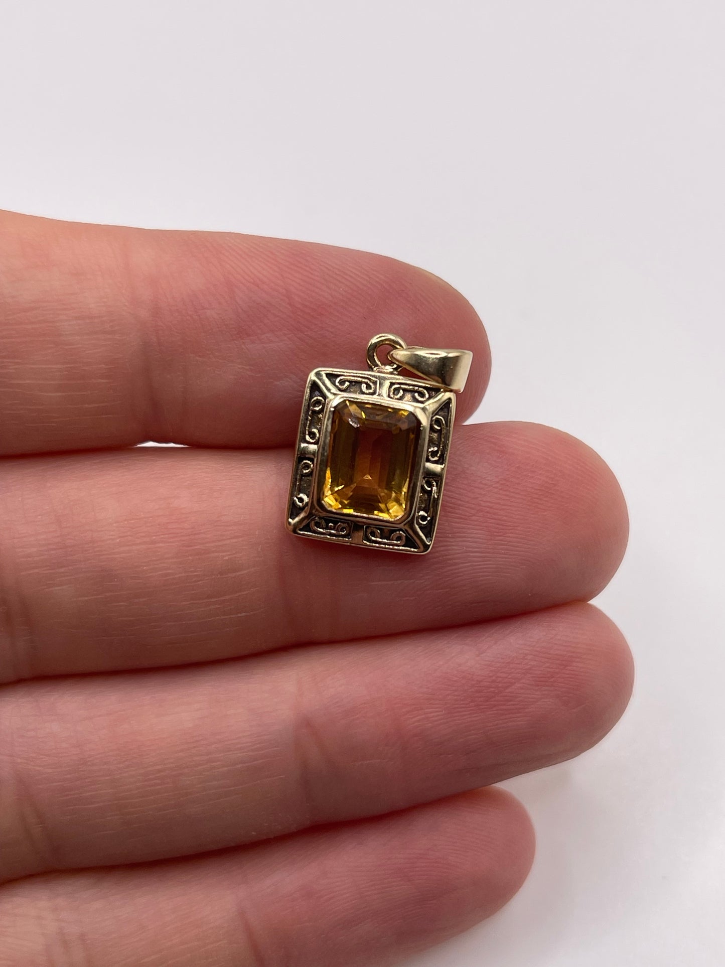 9ct gold citrine pendant