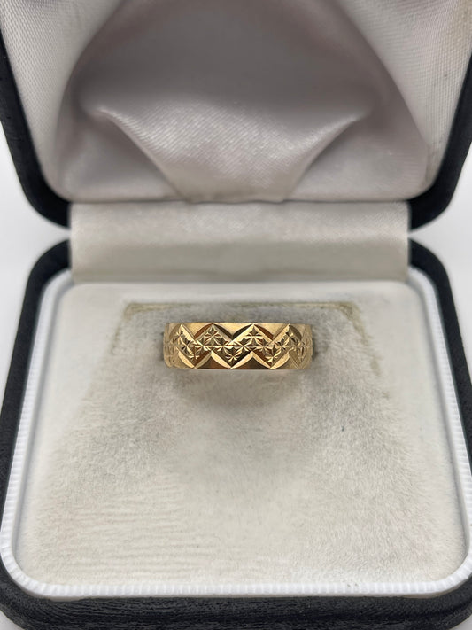 9ct gold patterned band