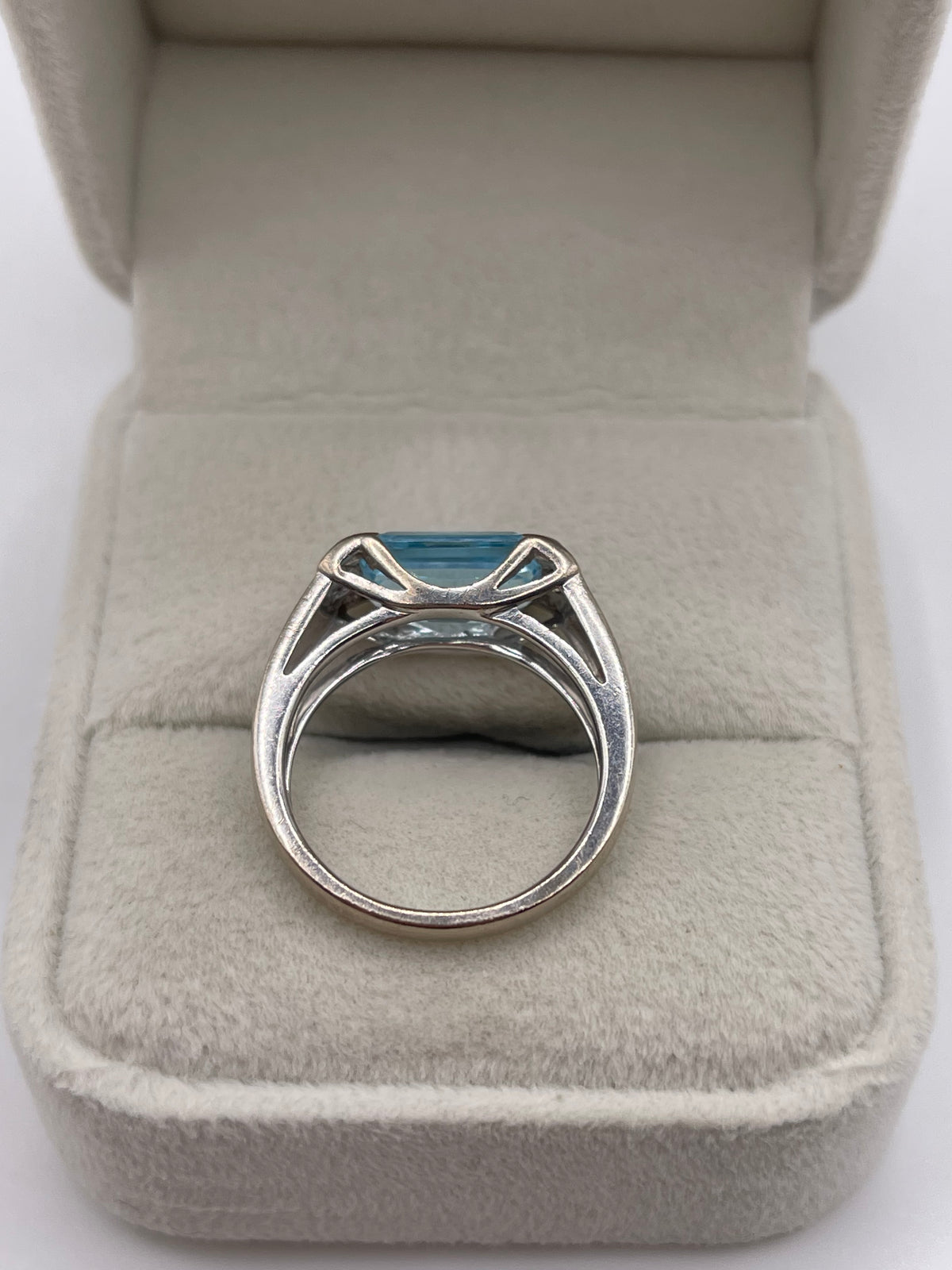 18ct white gold aquamarine and diamond ring