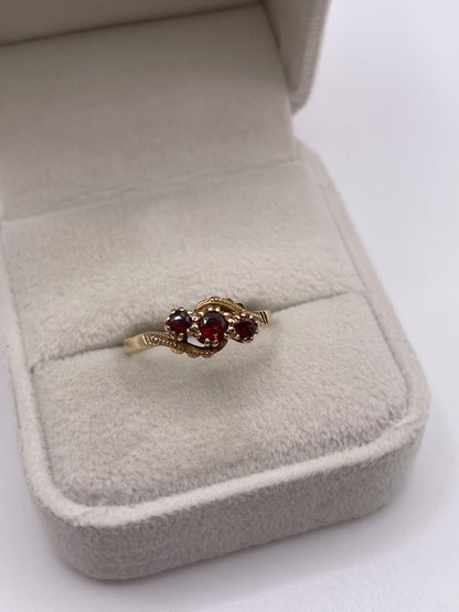 9ct gold garnet ring