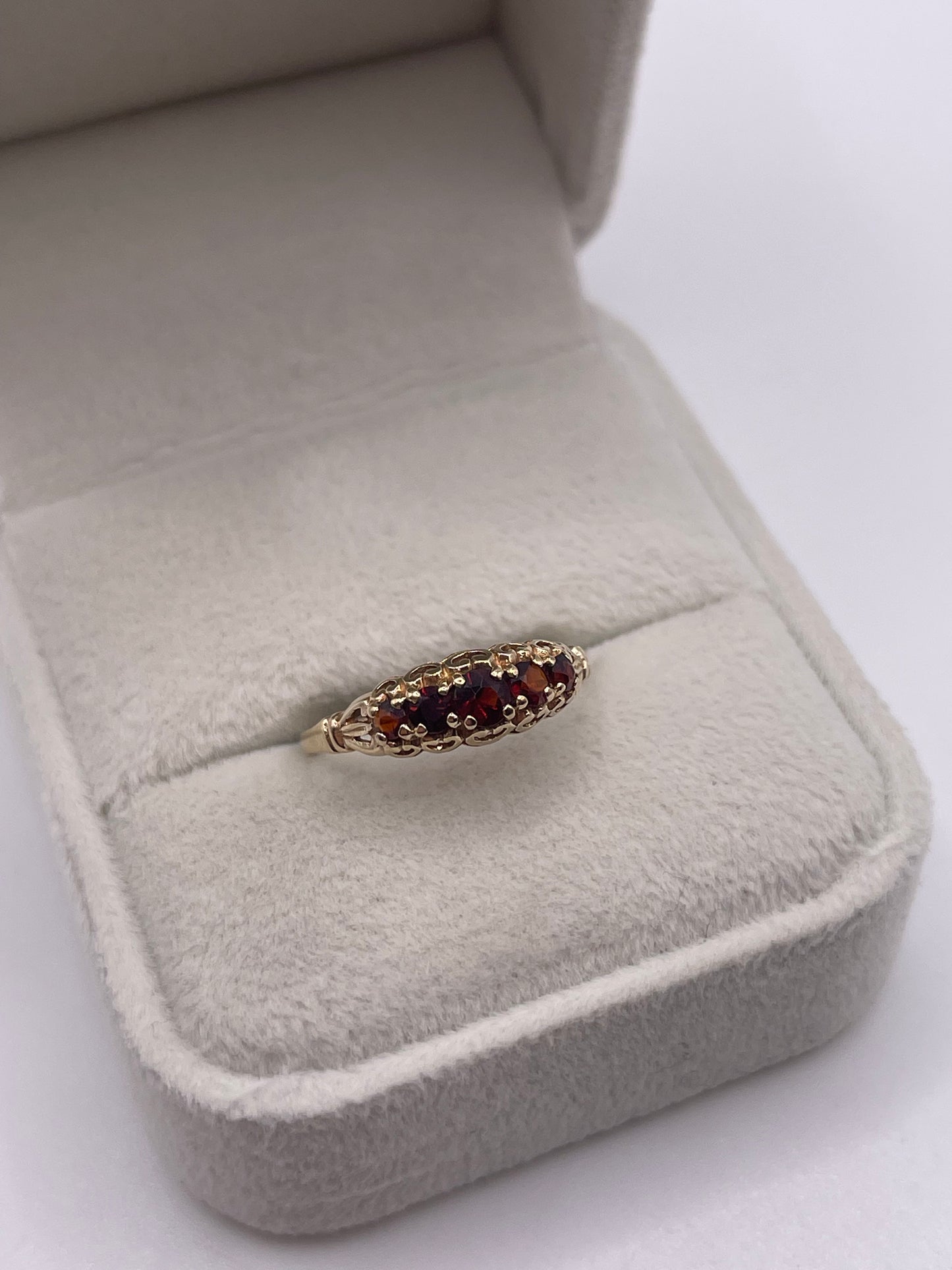 9ct gold garnet ring