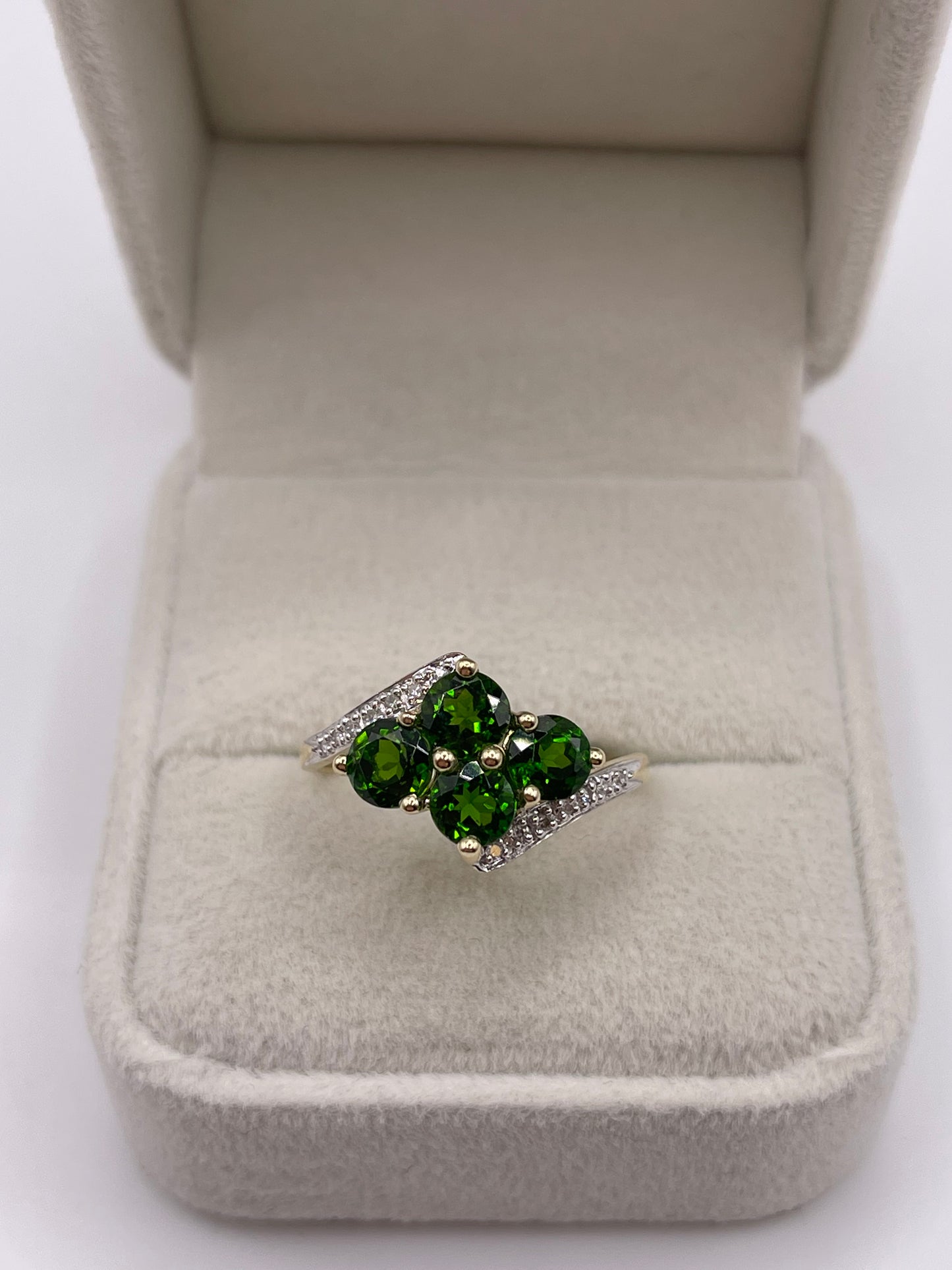 9ct gold diopside and diamond ring