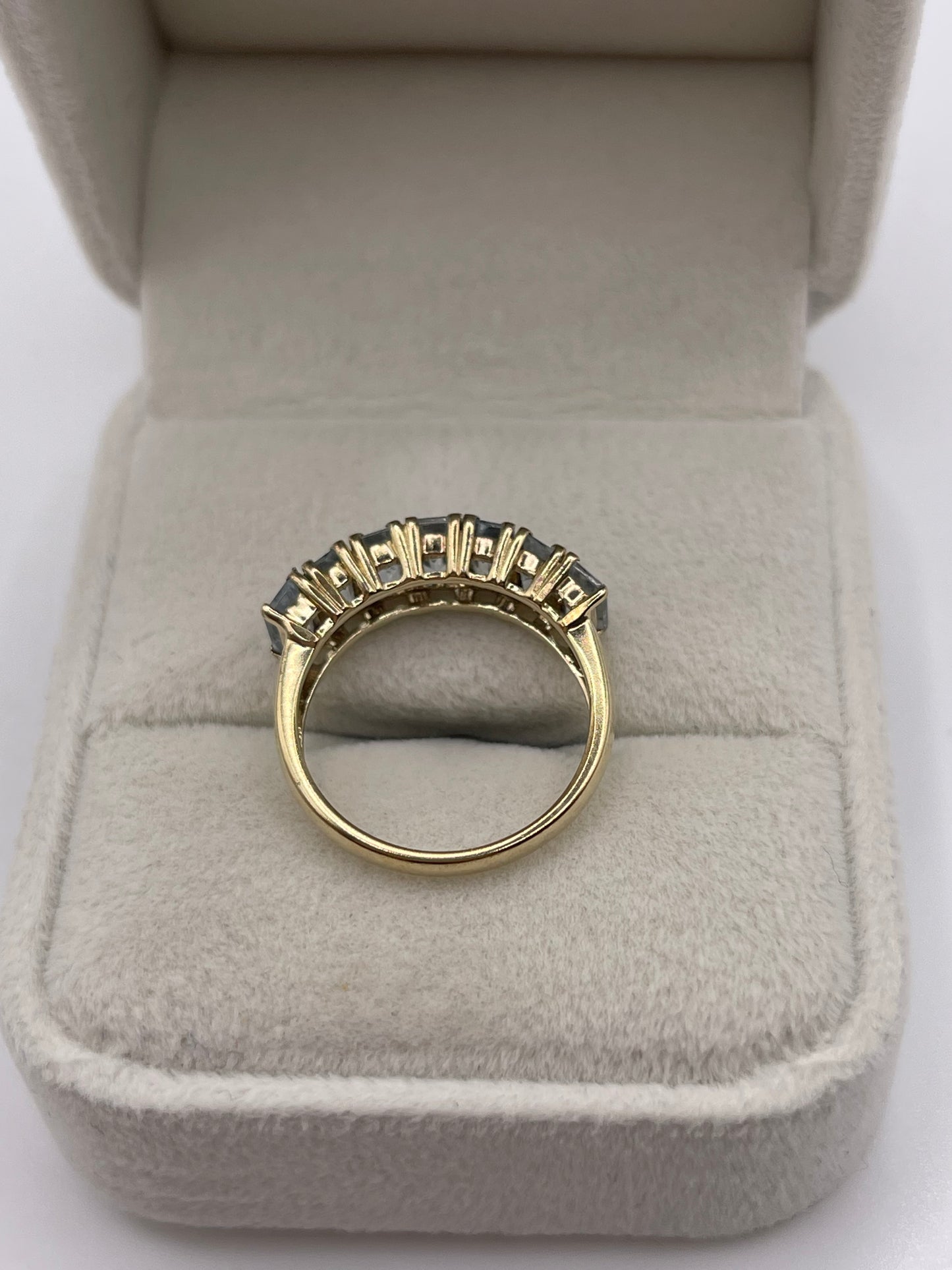 9ct gold aquamarine ring