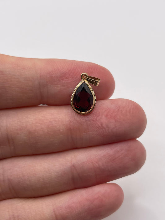 9ct gold garnet pendant