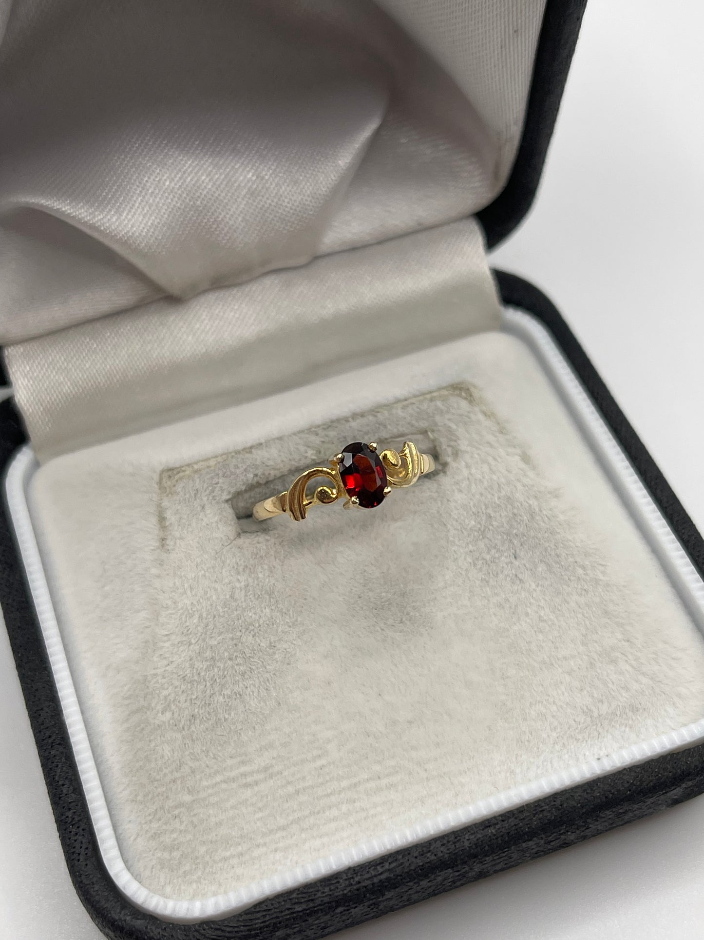 9ct gold garnet ring