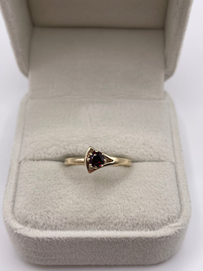 9ct gold garnet ring
