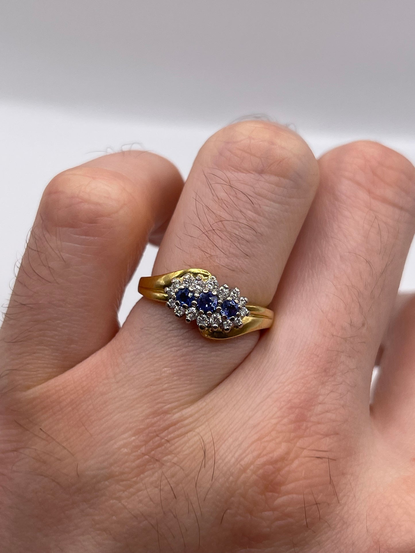 18ct gold sapphire and diamond ring