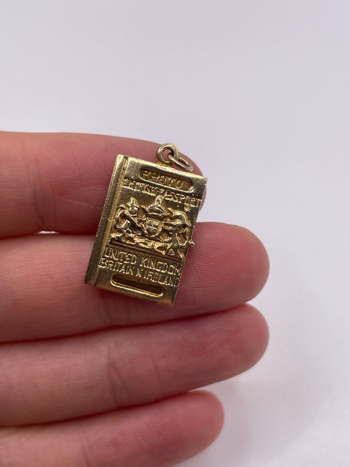 9ct gold passport charm