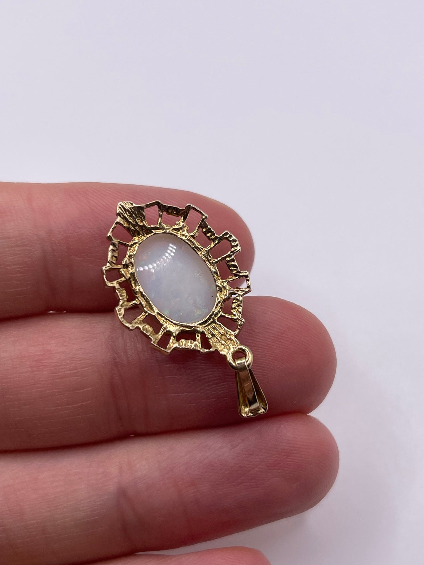 9ct gold opal pendant