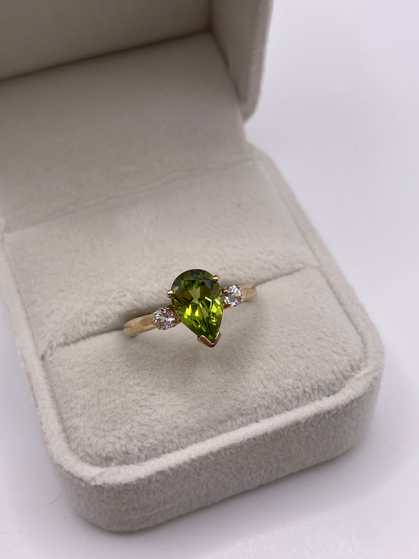 9ct gold peridot and zircon ring