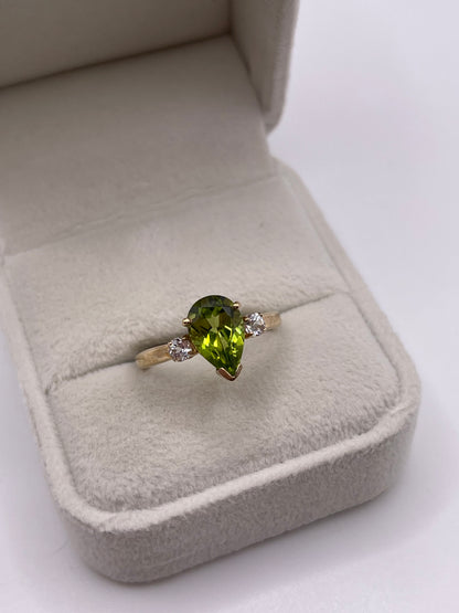 9ct gold peridot and zircon ring