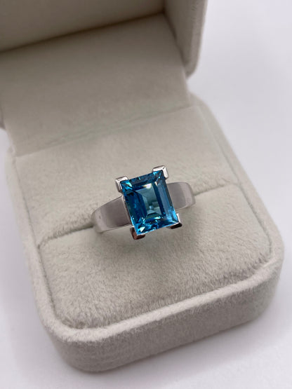 9ct white gold blue topaz ring