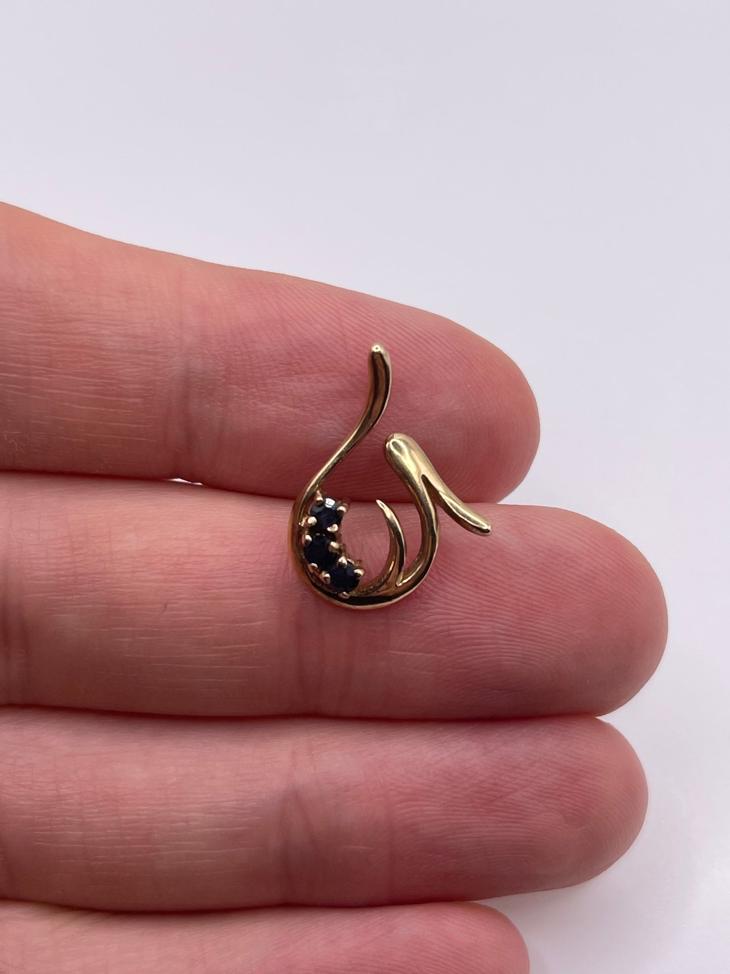9ct gold sapphire pendant