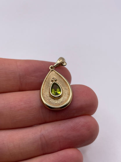 9ct gold peridot pendant