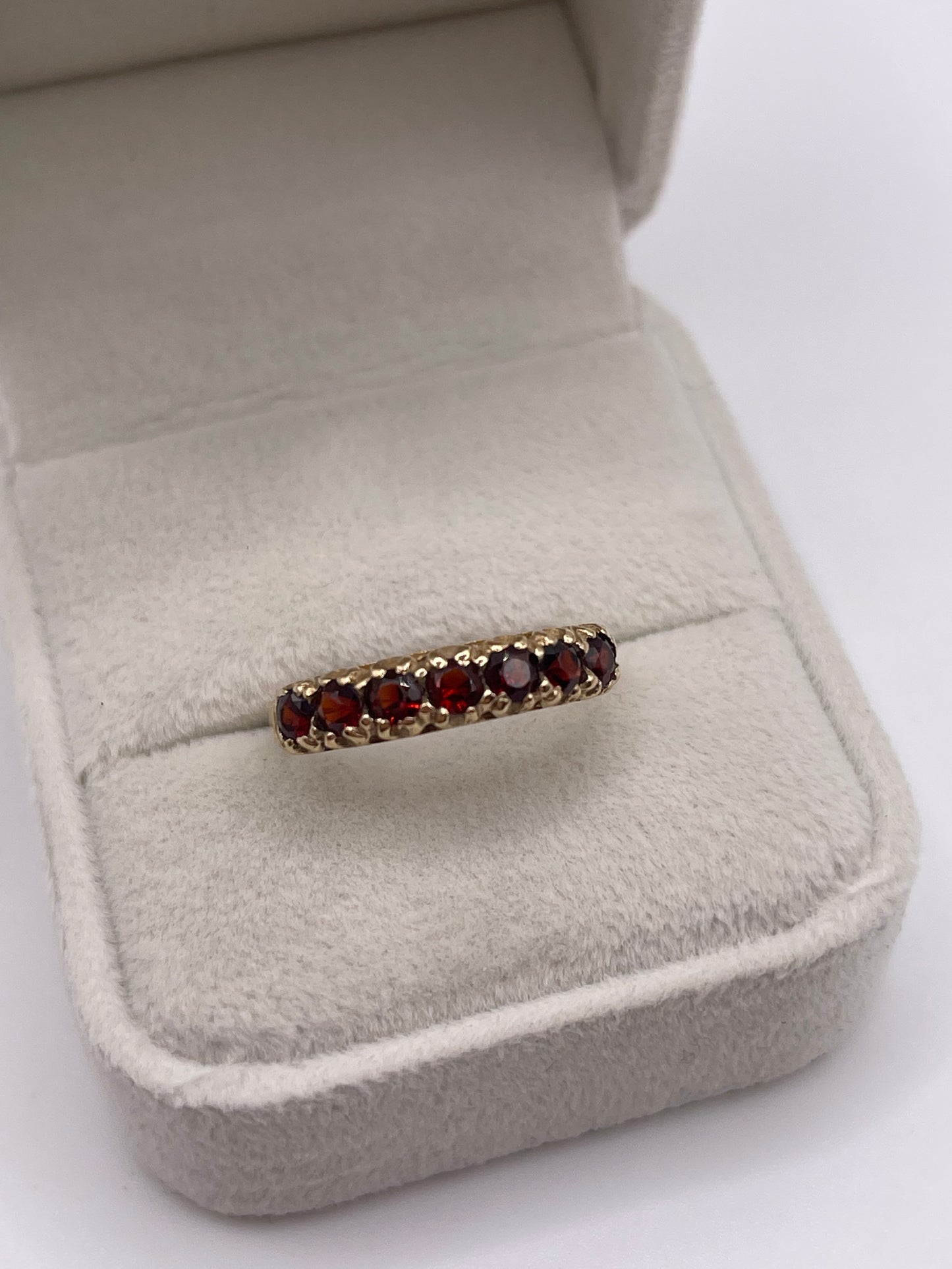 9ct gold garnet ring