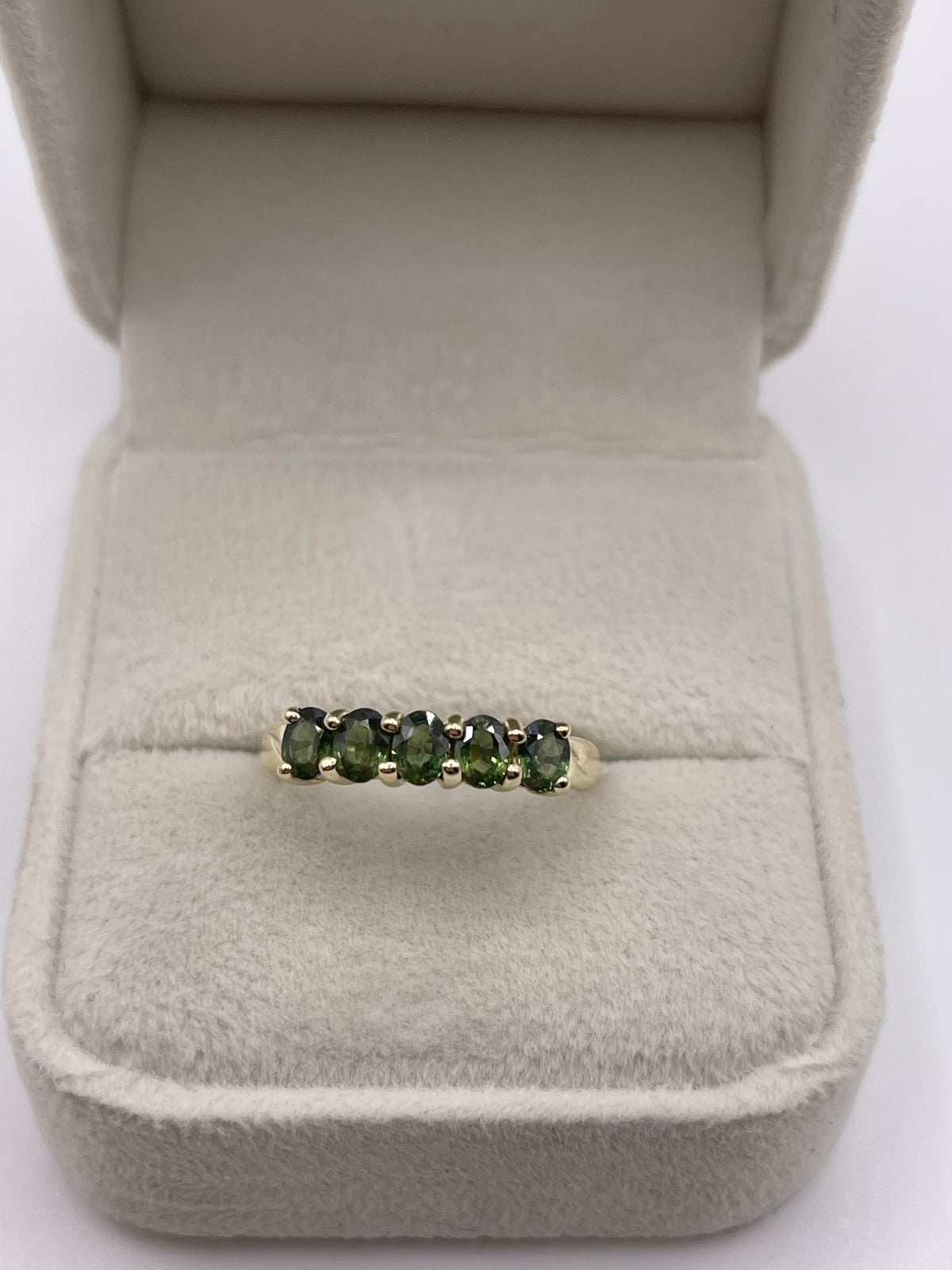 9ct gold green sapphire ring