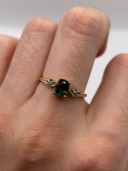 9ct gold diopside and garnet ring